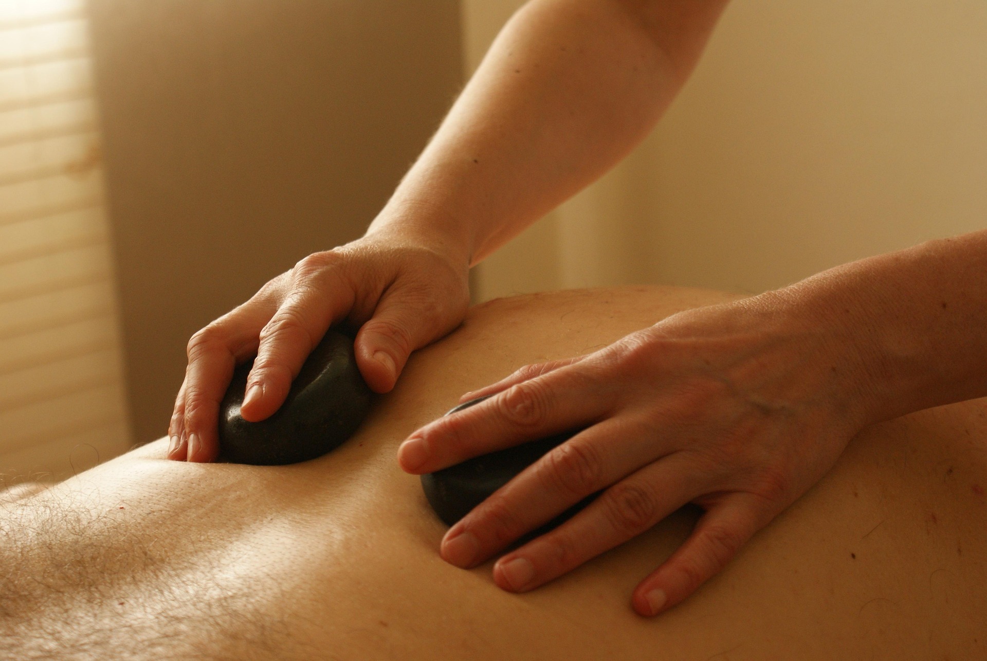 Massage aux pierres sur Saint Etienne 42 - Insolite Beauté
