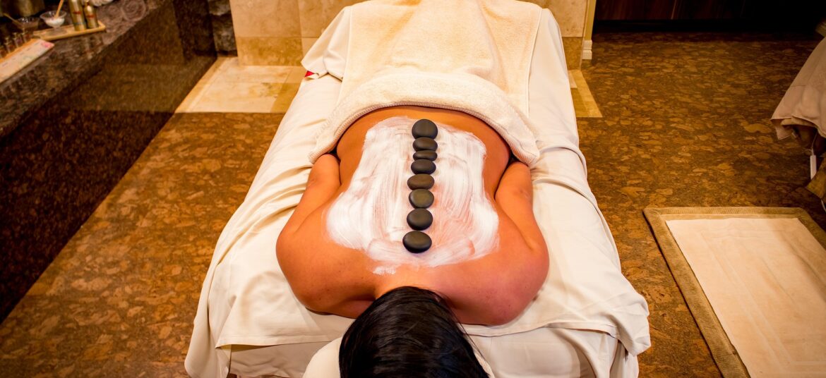 Massage aux pierres chaudes chez Insolite Beauté, institut de beauté sur Saint Etienne et alentours