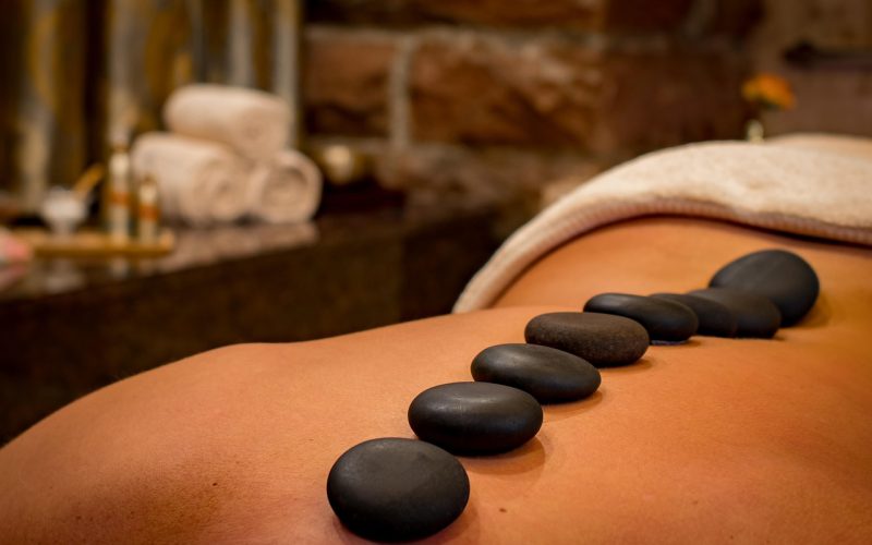 Massage aux pierres chaudes chez Insolite Beauté, institut de beauté sur Saint Etienne et alentours