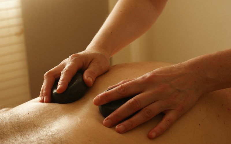 Massage aux pierres sur Saint Etienne - Insolite Beauté