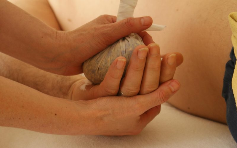 Massage aux pochons chaud sur Saint Etienne - Insolite Beauté